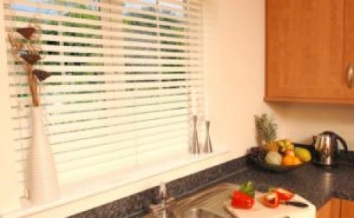 Какие жалюзи лучше на кухню форум. Какие жалюзи подходят на кухню