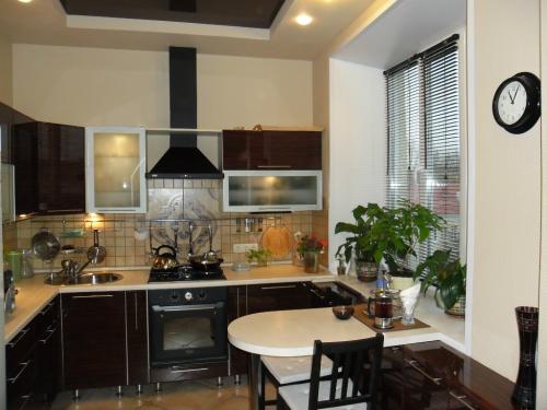 Деревянные жалюзи на кухню. Плюсы и минусы использования жалюзи на кухне