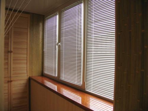 Как выбрать жалюзи на балкон. Жалюзи на балкон – инструкции по выбору и установке своими руками разных типов светозащитных элементов