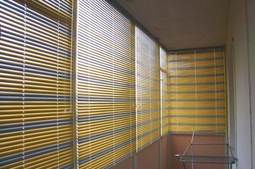 Как выбрать жалюзи на балкон. Жалюзи на балкон – инструкции по выбору и установке своими руками разных типов светозащитных элементов