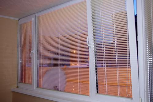 Как выбрать жалюзи на балкон. Жалюзи на балкон – инструкции по выбору и установке своими руками разных типов светозащитных элементов