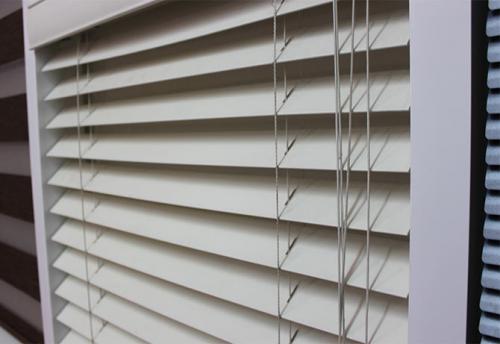 Как повесить вертикальные жалюзи на пластиковое окно. Конструкции и способы установки