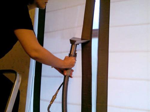 Как снять рулонные шторы с окна, чтобы помыть. Как почистить рулонные шторы не снимая