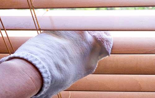 Особенности чистки жалюзи день-ночь. Какие средства и инструменты можно использовать в чистке жалюзи?