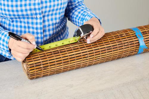 Как Обрезать жалюзи день ночь. Как обрезать рулонные шторы по ширине самостоятельно 05