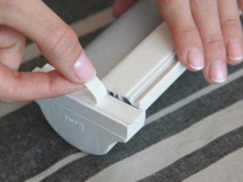 Как снять рулонные шторы день-ночь. Как мыть рулонные шторы вручную