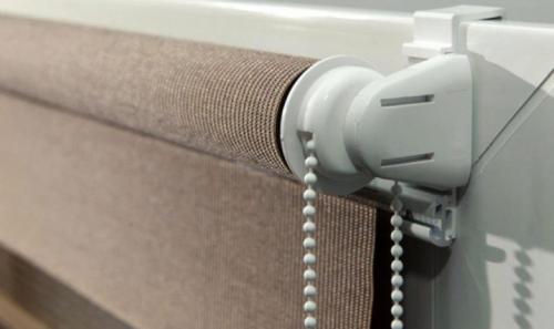 Как снять рулонную штору с крепления. Порядок снятия рулонных штор с окна