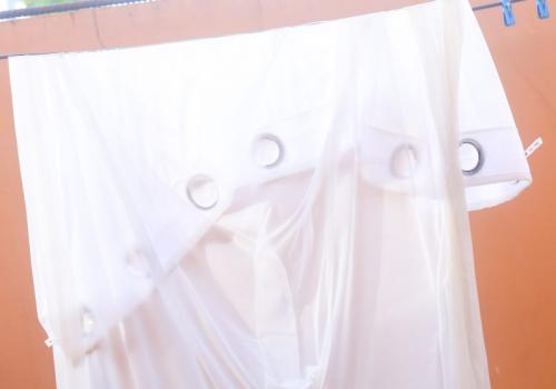 Как стирать шторы с кольцами. Как в домашних условиях постирать шторы на люверсах