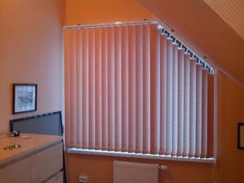 Монтируем вертикальные жалюзи на пластиковые окна. Варианты размещения 08