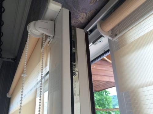 Установка рулонных штор день-ночь с леской. О рулонных шторах День Ночь на пластиковые окна