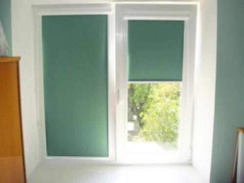 Крепление рулонных штор на саморезы. Крепление на пластиковые окна