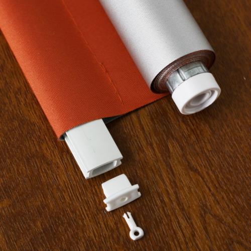 Монтаж направляющей струны на рулонной шторе системы мини. 06