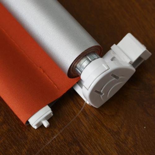 Монтаж направляющей струны на рулонной шторе системы мини. 08