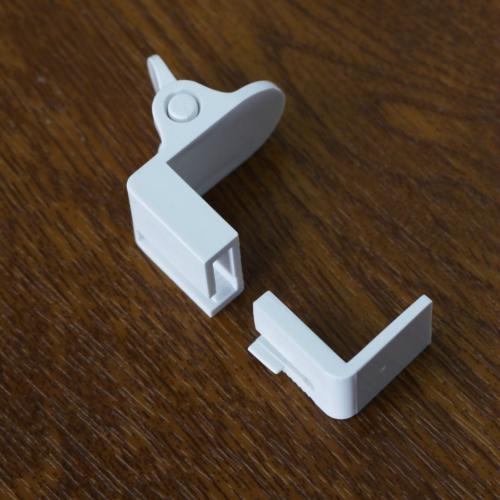 Монтаж направляющей струны на рулонной шторе системы мини. 11