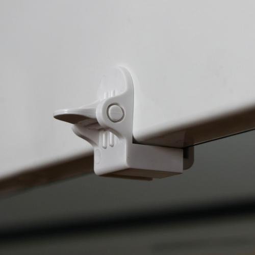 Монтаж направляющей струны на рулонной шторе системы мини. 13