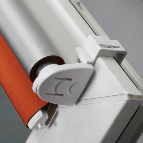 Монтаж направляющей струны на рулонной шторе системы мини. 10