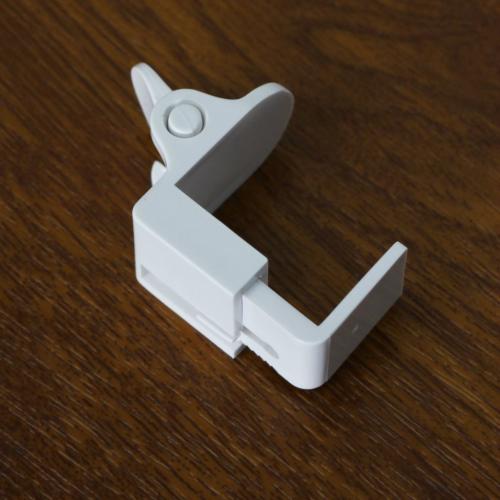 Монтаж направляющей струны на рулонной шторе системы мини. 12