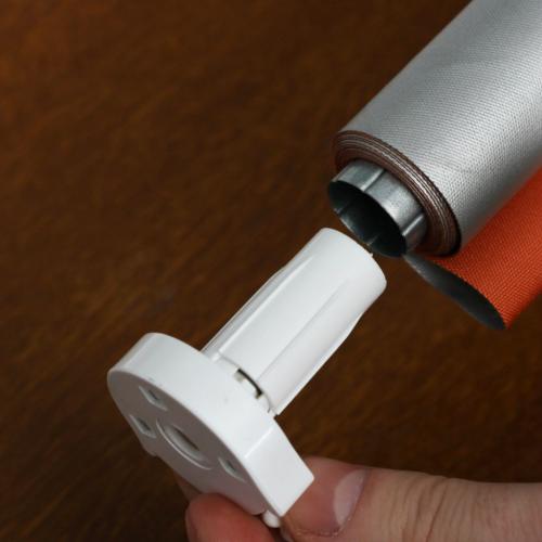 Монтаж направляющей струны на рулонной шторе системы мини. 02