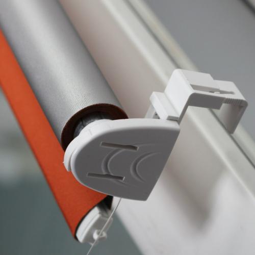 Монтаж направляющей струны на рулонной шторе системы мини. 09