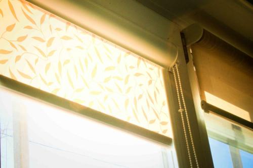 Как выбрать Рулонные шторы от солнца. Какие Рулонные шторы лучше выбрать для солнечной стороны?