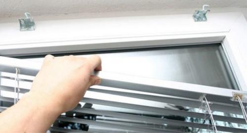 Как снять с окон жалюзи различной конфигурации. Как снять горизонтальные жалюзи 06