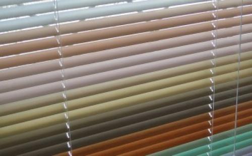 Какие жалюзи лучше алюминиевые или пластиковые. Какие выбрать жалюзи пластиковые или алюминиевые?
