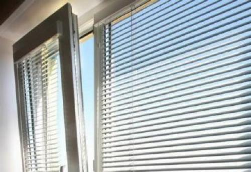 Инструкция по установке горизонтальных жалюзи. Как установить жалюзи на пластиковые окна своими руками