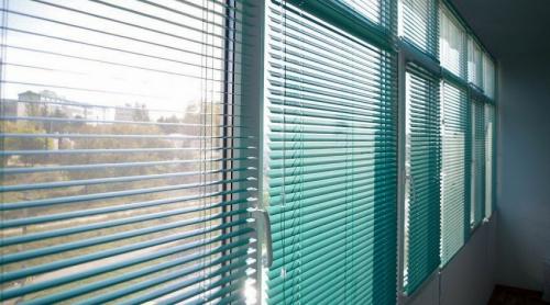 Жалюзи на балкон в пол. Жалюзи на балкон – инструкции по выбору и установке своими руками разных типов светозащитных элементов