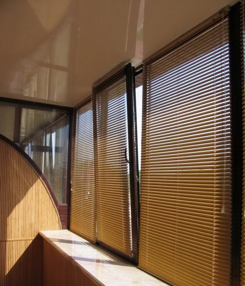 Жалюзи на балкон в пол. Жалюзи на балкон – инструкции по выбору и установке своими руками разных типов светозащитных элементов