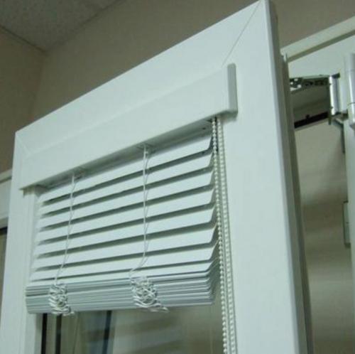 Как установить жалюзи горизонтальные на пластиковые окна. Варианты конструкции