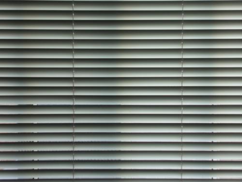 Как повесить жалюзи на пластиковое окно правильно. Стандартный монтаж жалюзи на пластиковые окна 04 Как повесить жалюзи на пластиковое окно правильно. Стандартный монтаж жалюзи на пластиковые окна 04