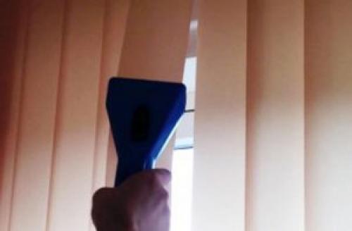 Как помыть жалюзи вертикальные тканевые. Как помыть вертикальные жалюзи: не снимая с окон, средства и способы