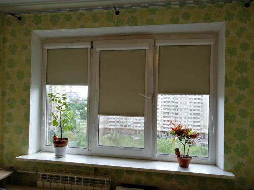 Шторы, которые крепятся прямо на окно. Рулонные шторы: плюсы и минусы установки, выбор материалов, креплений и типов, фото и видео