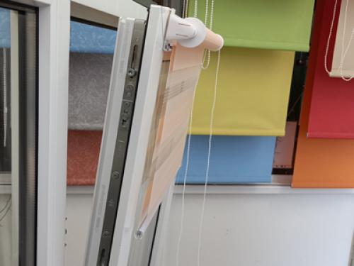 Как прикрепить рулонные шторы на окно без сверления. Разновидности и особенности конструкций 11