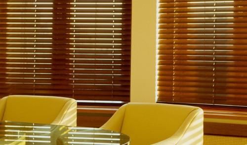 Как закрепить жалюзи наверху. Как закрепить жалюзи на окне