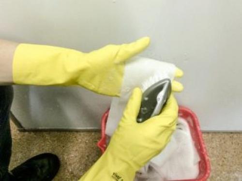 Как почистить рулонные шторы не снимая. Влажная уборка и удаление пятен 09