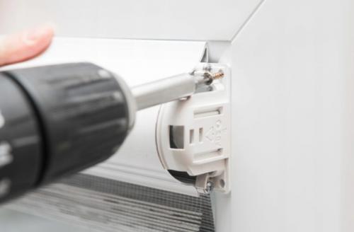 Как повесить жалюзи день-ночь. О рулонных шторах День Ночь на пластиковые окна