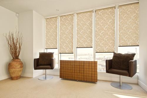 Как крепить рулонные шторы к стене. Варианты крепления рулонных штор на пластиковые окна или к стене