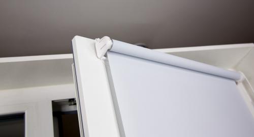 Как крепить рулонные шторы к стене. Варианты крепления рулонных штор на пластиковые окна или к стене