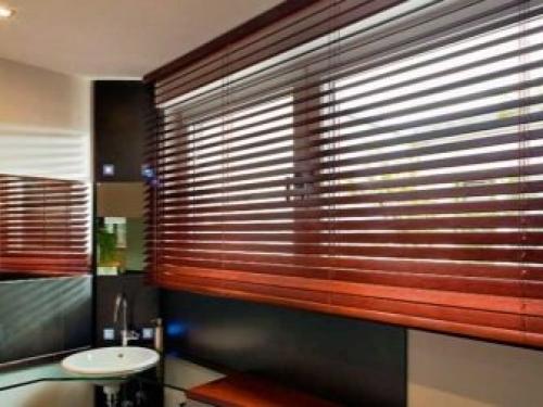 Фото, как установить жалюзи на пластиковые окна. Установка жалюзи 17