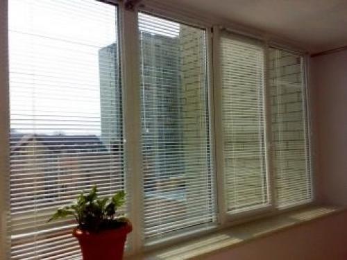 Вешаем алюминиевые шторы жалюзи на раздвижные окна. Рулонные шторы для балкона с раздвижными алюминиевыми окнами Слайдорс 05