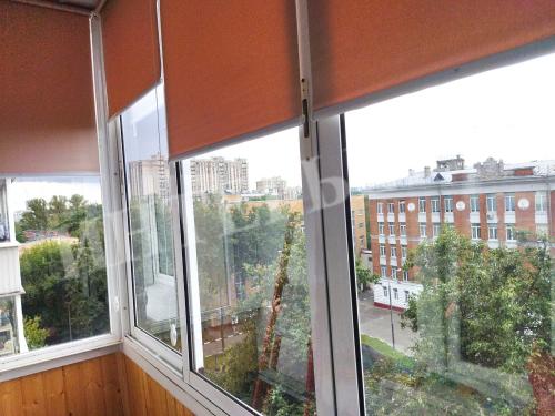 Вешаем алюминиевые шторы жалюзи на раздвижные окна. Рулонные шторы для балкона с раздвижными алюминиевыми окнами Слайдорс 02