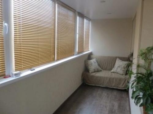 Вешаем алюминиевые шторы жалюзи на раздвижные окна. Рулонные шторы для балкона с раздвижными алюминиевыми окнами Слайдорс 04