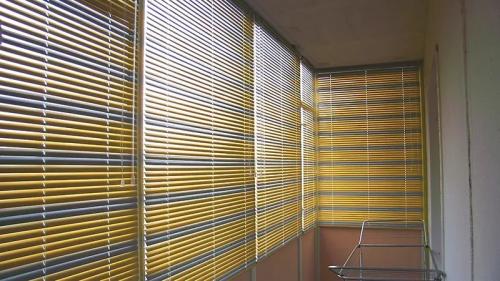 Как крепить шторы на раздвижные окна. Горизонтальные жалюзи