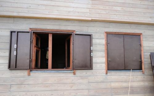 Металлические ставни на окна своими руками. Разновидности ставней