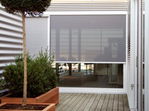 Защитные жалюзи на окна. Рулонные шторы на фасадные окна